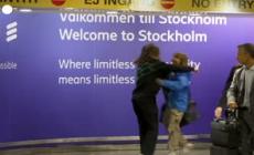 Greta Thunberg in Svezia dopo la spedizione verso Gaza, cori e bandiere all'aeroporto di Stoccolma