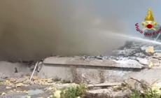 Ancona, incendio in un capannone durante la demolizione