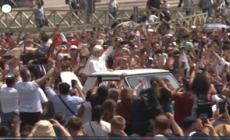 Vaticano, Leone XIV "sfida" il caldo dalla Papamobile scoperta