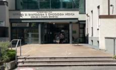 Virtus Bologna, i giocatori portano la Coppa a Polonara in ospedale