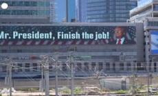 "Finisci il lavoro!", un cartellone a Tel Aviv esorta Trump a intervenire in Iran