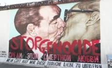 Berlino, scritta "stop al genocidio" sul murale del bacio Breznev-Honecker