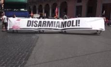 "Disarmiamoli", migliaia in piazza a Roma. Bruciata una foto di Trump