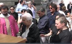 Milano, il feretro con Arnaldo Pomodoro lascia la chiesta di San Fedele