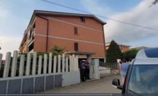 Donna trovata morta in casa nel Torinese, ipotesi femminicidio-suicidio