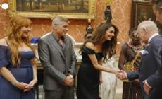 Carlo III ospita i vincitori dei King's Trust Awards a Buckingham Palace