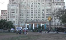 Professori e studenti argentini in piazza contro i tagli all'istruzione di Milei