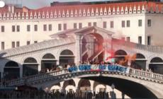 Sfilano i "No Bezos" a Venezia, in 700 contro le feste vip in laguna