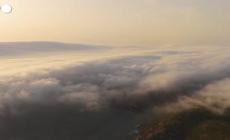 Portogallo, il raro fenomeno del "roll cloud" su Cabo da Roca