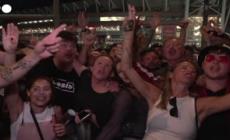 I fan degli Oasis in delirio all'inizio del tour di ritorno della band a Cardiff