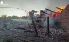 Attacchi russi in Ucraina, soccorritori al lavoro nella regione di Sumy