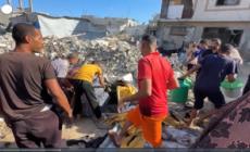 Gaza, il recupero di una vittima dopo un attacco israeliano