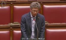 Magi interroga Lollobrigida con fiore di marijuana all'occhiello