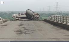 India, crolla un ponte nel Gujarat: almeno 9 i morti