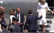Macron offre la mano a Brigitte per scendere dall'aereo, lei fa da se'