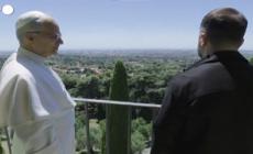 Papa e Zelensky si affacciano dal balcone di Villa Barberini a Castel Gandolfo