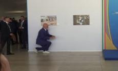 Ucraina, Edi Rama si inginocchia prima di salutare Giorgia Meloni