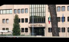 Criminale si sfila le manette e scappa dalla questura di Prato