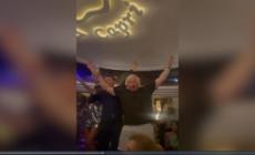 Capri, Boris Johnson canta in un locale insieme agli altri avventori