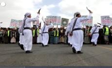 Yemen, sostenitori degli Houthi festeggiano per le azioni nel mar Rosso