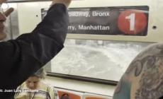 New York colpita da piogge torrenziali, la metro finisce sott'acqua