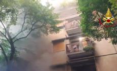 Incendio da garage e fumo avvolge un condominio a Pesaro