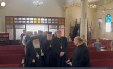 Gaza, Pizzaballa e il patriarca latino in visita nella chiesa colpita da Israele