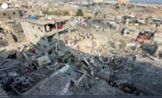 Gaza, civili palestinesi tra le macerie di Khan Yunis