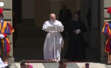 Il Papa all'Angelus: "Si fermi subito la barbarie della guerra"