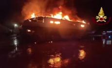 Fiamme in un cantiere nautico a Olbia, distrutto un catamarano