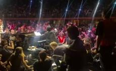 Nick Cave all'Auditorium di Roma, il pubblico invade il palco