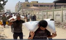 Gaza, palestinesi dopo l'arrivo di aiuti a Khan Yunis