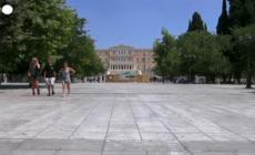 Ondata di caldo ad Atene, turisti e residenti cercano refrigerio