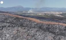 Incendio devasta il villaggio di Psachna sull'isola greca di Evia