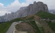 Le Dolomiti in affanno per l'assalto di auto e moto