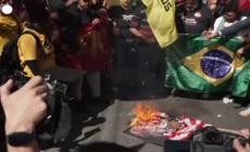 San Paolo, manifestanti bruciano un poster di Trump raffigurato come diavolo