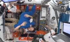 Aperto il portello della Crew Dragon, ora sono in 11 sulla Iss