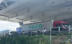 Camion salta corsia in A1: tre morti su un'ambulanza - Video
