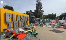 Ginevra, la riproduzione del Pensatore di Rodin inghiottita dai rifiuti