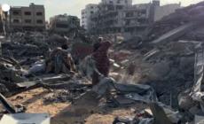 Gaza, famiglie e bambini cercano i resti degli effetti personali tra le macerie