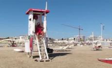 Rimini, sciopero simbolico dei bagnini lungo il litorale per chiedere sicurezza