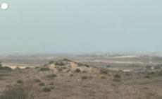 Paracadute con aiuti umanitari cadono sulla Striscia di Gaza