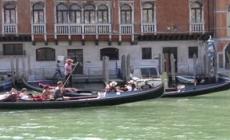 A Venezia turisti sui traghetti gondola per pochi euro, grazie al web