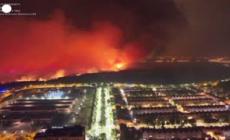 Un incendio boschivo divampa a nord di Madrid, un morto