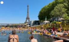 Il bagno nella Senna per combattere il caldo a Parigi