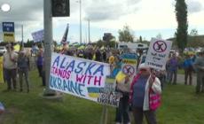 Abitanti dell'Alaska in protesta contro la visita di Putin negli Stati Uniti