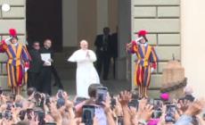 Il Papa: "Prego che vadano a buon fine sforzi per la pace"