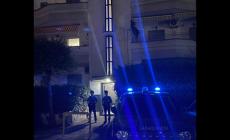 Ispettore di Polizia ucciso, bloccato il figlio 21enne della compagna. Violenza dopo una lite per la fuga di un pappagallo