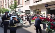 Il feretro di Baudo parte verso la Sicilia tra gli applausi