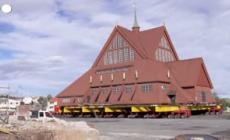 La miniera si allarga: storica chiesa spostata con un camion in Svezia - Video 
